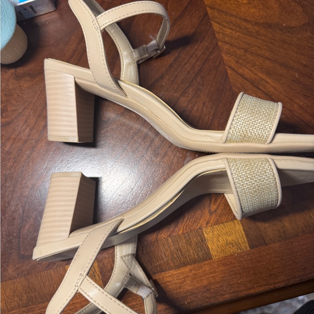 Elegant Naturalizer Tan Straw Raffia Sandal Heels with woven details - Picture 3 of 5